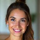 Retrato de Joana F., cliente satisfeita.